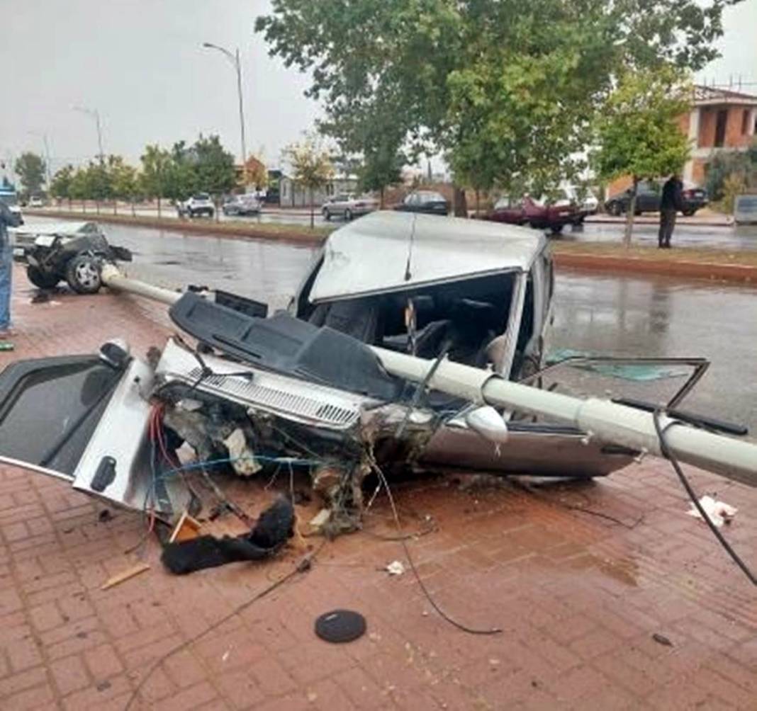 Elektrik direğine çarptı, ortadan ikiye bölündü! Görenler gözlerine inanamadı 5